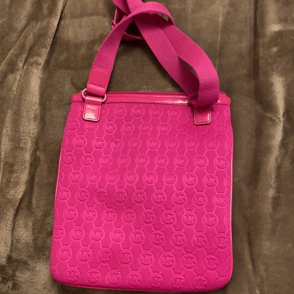 MICHEAL KORS HOT PINK CROSSBODY - Picture 2 of 2